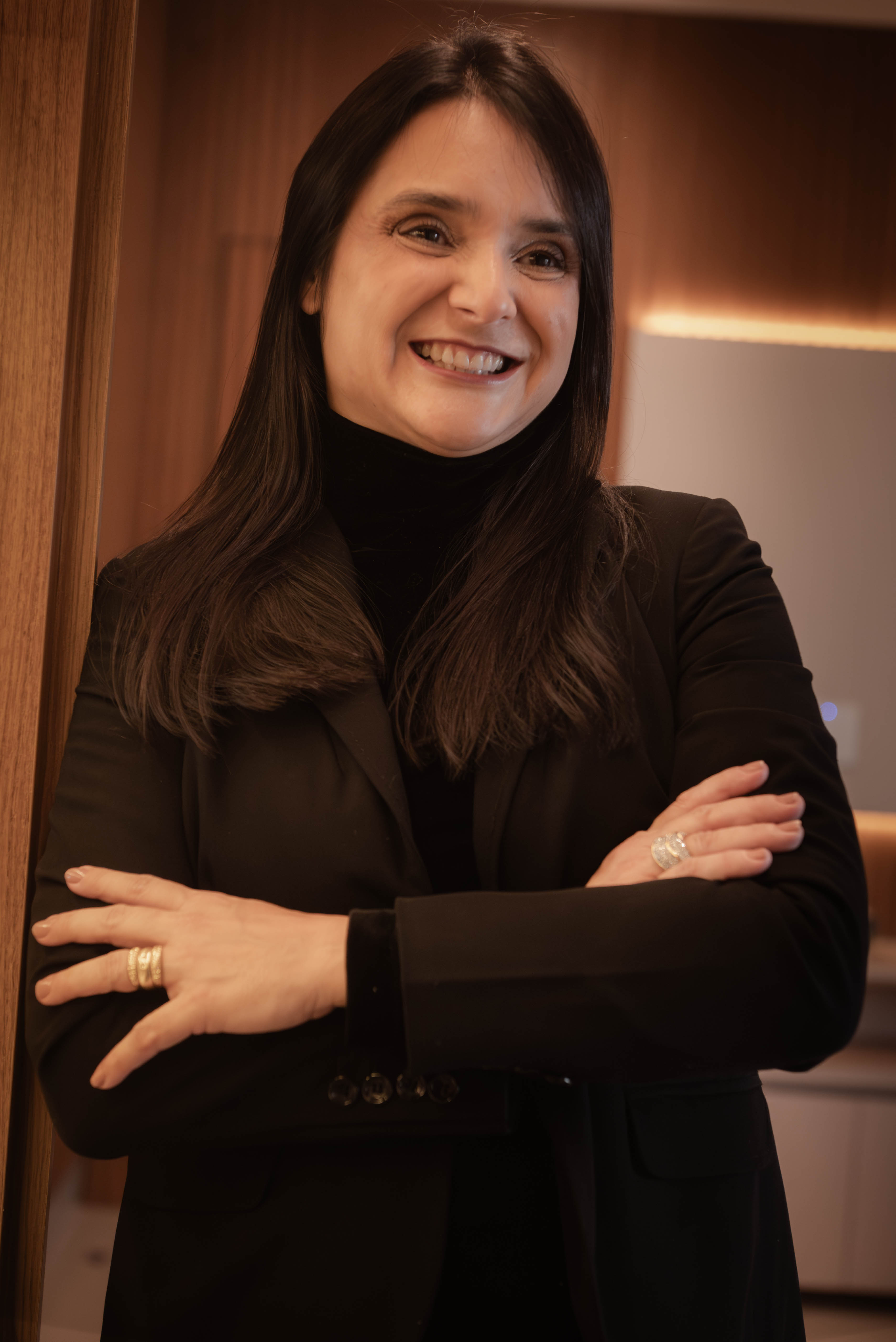 Juliana Carla Gabriel Monteiro, fonoaudióloga, sorrindo com blazer escuro.